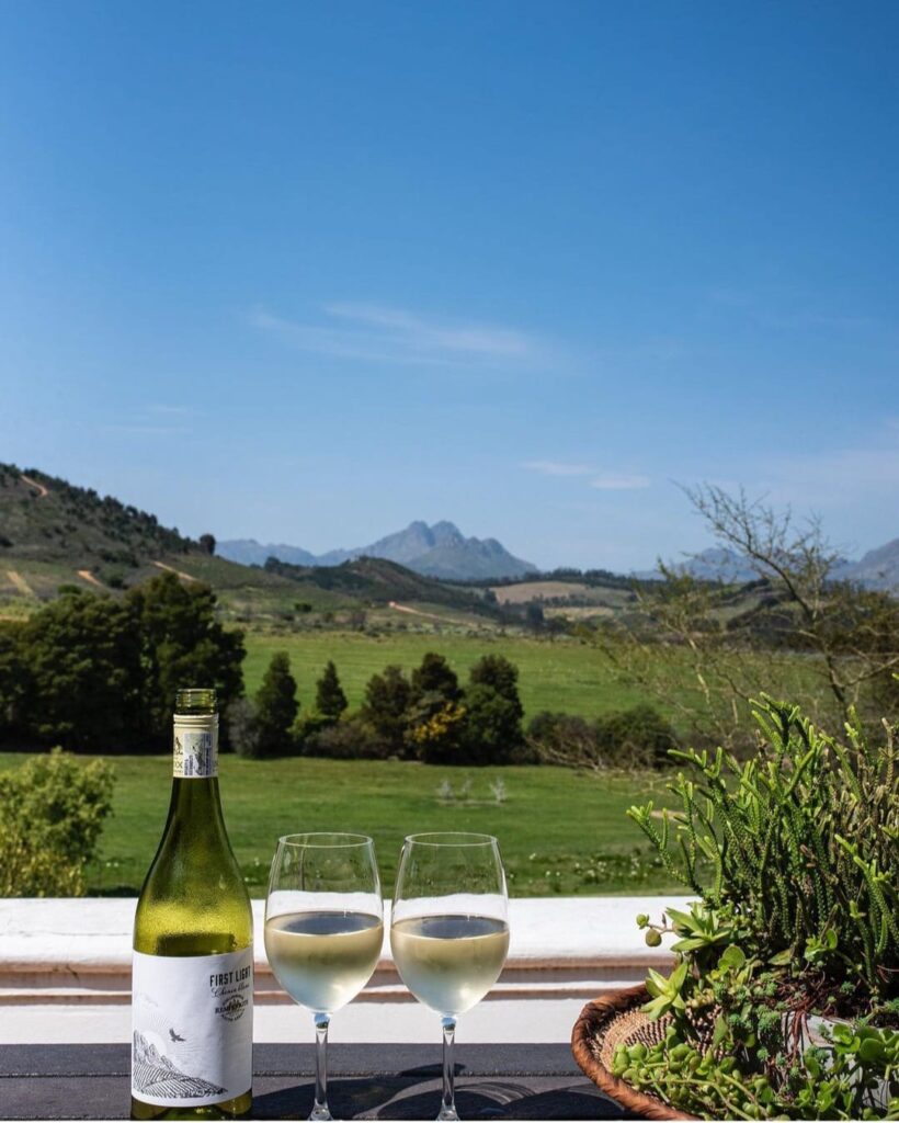 remhoogtewineontablewithview